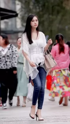 街拍漂漂亮亮，帶仙氣的氣質俏麗美女
