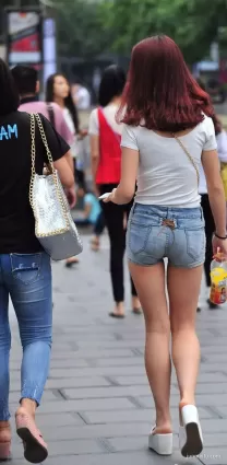 街拍緊身牛仔熱褲翹臀長腿飽滿渾圓堅挺氣質漂亮女神