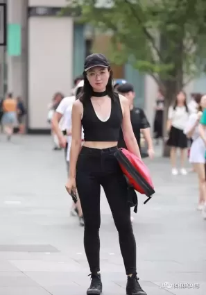 街拍緊身吊帶裝搭配