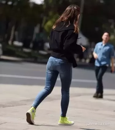 街拍緊身牛仔褲豐腴雙腿渾圓飽滿氣質時尚女郎
