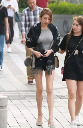 街拍緊身牛仔短褲+高跟鞋搭配