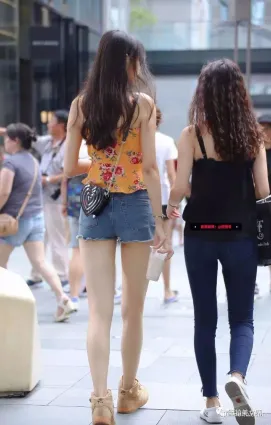 街拍身材高挑皮膚白