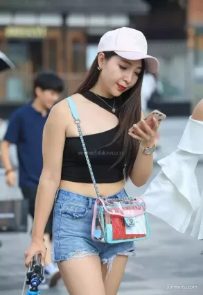 街拍牛仔短褲美女 是不是該減下肚子呀
