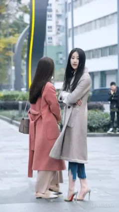 街拍大高個的氣質美女，沒想到閨蜜也這麼漂亮，不分伯仲