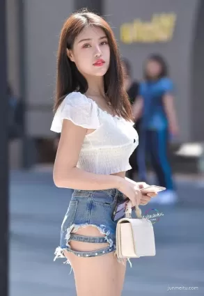 街拍超短牛仔褲美女 這樣的上衣，看不出肩寬吧
