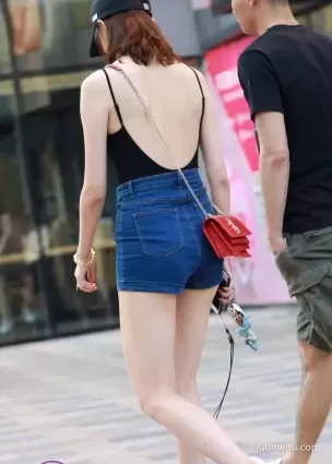 街拍高挑短褲雪白如玉豐腴長腿吊帶大露背氣質漂亮女郎