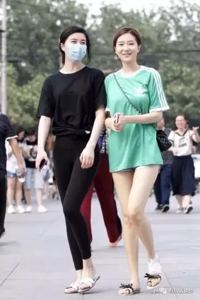 街拍高挑黑色緊身褲修長雙腿美女和熱褲漂亮白腿美女