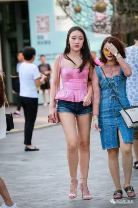 街拍高挑牛仔熱褲渾圓如玉長腿小蠻腰飽滿氣質女郎
