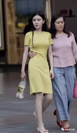 街拍雙眼皮大眼睛長發披肩時尚穿搭針織套裝美