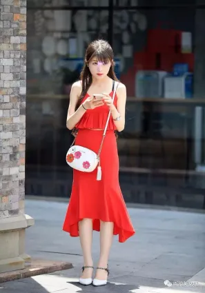 街拍紅裙美女