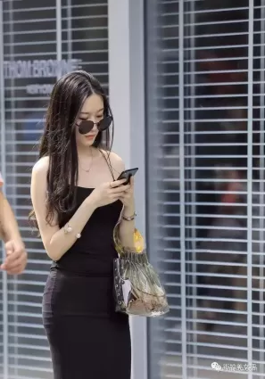 街拍膚白貌美