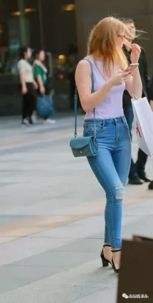街拍高挑緊身牛仔褲豐腴身形的金發歐美時尚氣質女郎