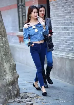 街拍女生藍色緊身搭配，顔值出衆！