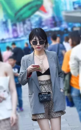 街拍千種風情，更與何人說