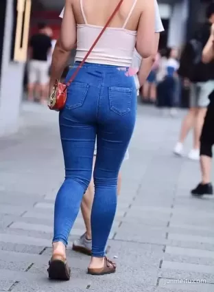 街拍高挑緊身牛仔褲豐腴長腿渾圓飽滿挺翹露背裝女郎