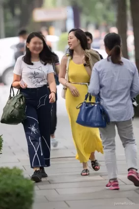 街拍穿一襲貼身黃群，背影殺手