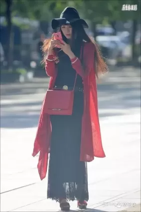 街拍北京潮女遮陽妙招很有趣！（組圖）