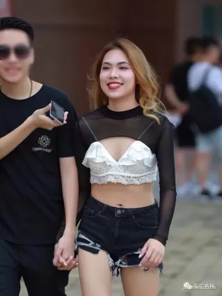 街拍路人街拍，“内衣外穿”，也是有顔任性
