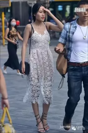 街拍夏日透視裝美女性感魅力！（組圖）