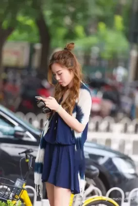 街拍丸子頭波浪卷發身段好穿搭時尚
