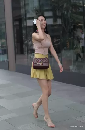 街拍36D，百褶裙貌美！
