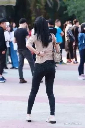 街拍高挑緊身牛仔褲修長雙腿挺翹渾圓好身材眼鏡妹紙