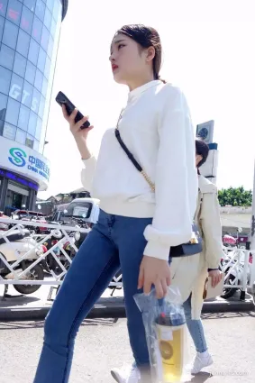 街拍氣質清麗脫俗，軟玉溫香的超美超白姐姐