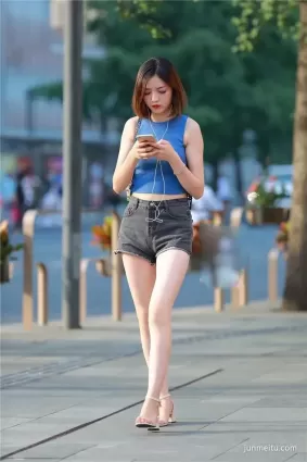 街拍亮眼緊身背心搭配