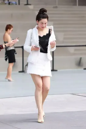 街拍蕾絲吊帶搭配白色短裙，這種美你能欣賞嗎?
