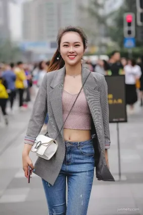 街拍愛笑的女孩