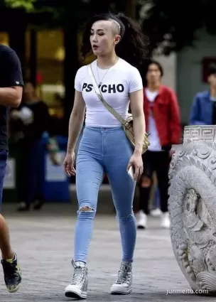 街拍兩個牛仔緊身褲長腿豐腴挺翹渾圓飽滿堅挺個性女郎