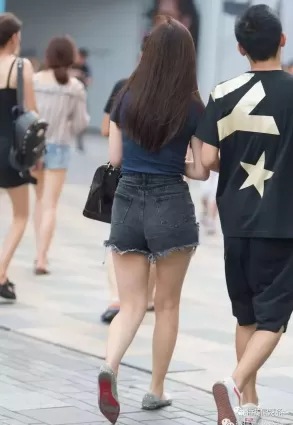 街拍超短牛仔熱褲豐腴雪白如玉長腿飽滿挺翹氣質女郎