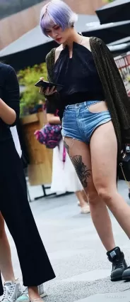 街拍高挑豐腴紋身白皙大長腿個性牛仔熱褲氣質女郎