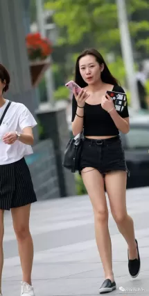 街拍牛仔熱褲白皙修長大白腿露臍裝小蠻腰氣質女郎