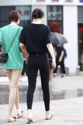街怕姿态優美，身材姣好