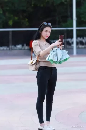 街拍穿緊身牛仔褲，在廣場上自拍