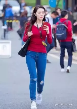 街拍破洞緊身牛仔褲前凸後翹小蠻腰白皙氣質有味女郎