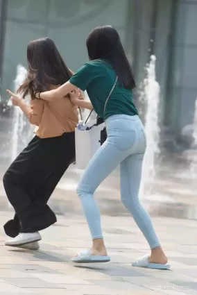 街拍高挑苗條大長腿緊身牛仔褲身材不錯的墨鏡女郎