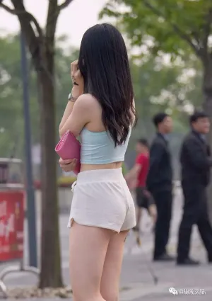 街拍肉肉的小腿很耐看