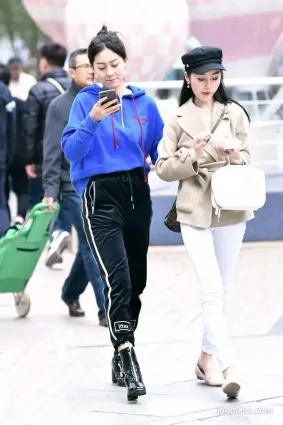 街拍貌婉心娴，氣質動人，一對俏麗的姐妹花逛街