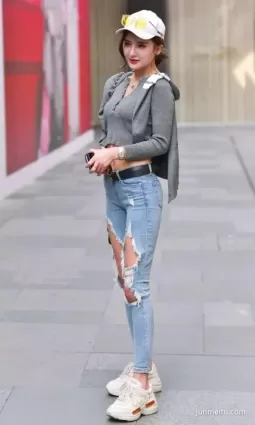街拍破洞牛仔褲挺翹飽滿漂亮妹紙與豐腴破洞白褲女郎