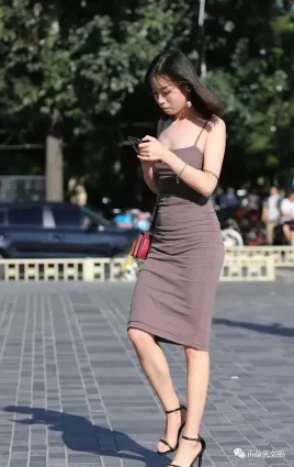 街拍包臀裙搭配系帶高跟涼鞋，get柔美姿态