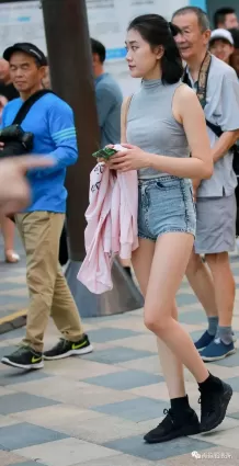 街拍牛仔熱褲修長白皙大長腿小蠻腰氣質漂亮時尚女郎