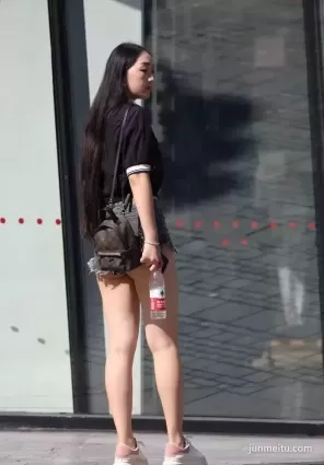 街拍高挑牛仔熱褲雪白如玉修長豐腴雙腿氣質漂亮女郎