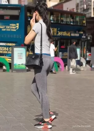 街拍兩個高挑豐腴緊身褲長腿渾圓挺翹成熟豐挺氣質女郎