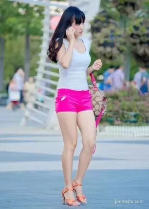 街拍高挑紅色熱褲白皙如玉豐腴長腿小蠻腰飽滿堅挺女郎