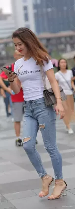 街拍時尚淺藍緊身牛仔褲搭配白T恤！