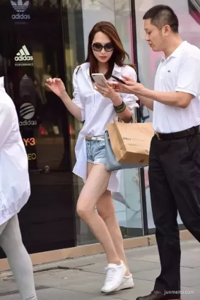 街拍墨鏡氣質牛仔短褲白皙大長腿苗條身材女郎