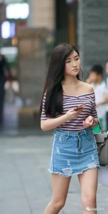 街拍高挑牛仔短裙露肩裝修長雙腿氣質時尚白皙女郎