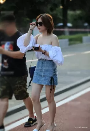 街拍短發一字肩時尚美眉顔值高身段好